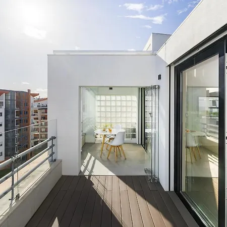 Whome Bachelor Pad In The Sky, Great For Digital Nomads & Remote Workers Appartamento Lisbona