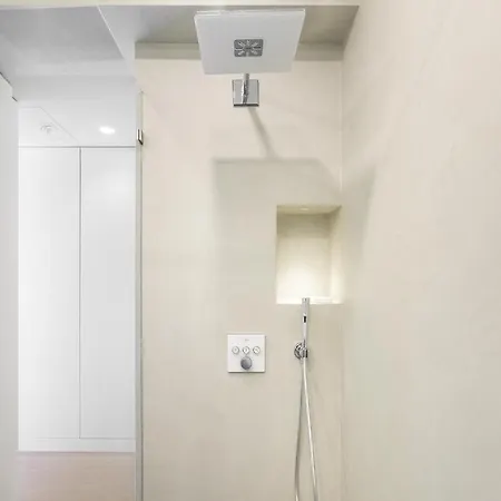 Apartament Whome Bachelor Pad In The Sky, Great For Digital Nomads & Remote Workers
